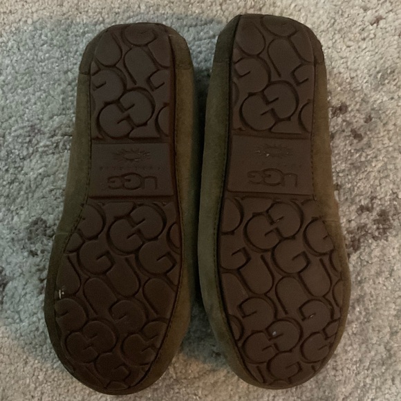 SNOWDAYSALE UGG Dakota Water Resistant Moccasin Slipper-Espresso, brown. Size7 - Picture 9 of 15